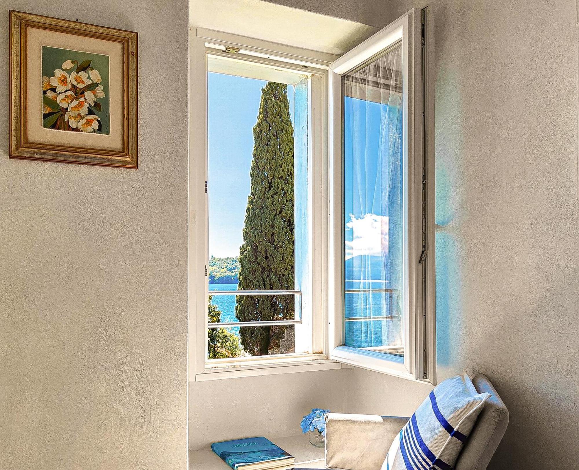 Luxury Lakeside Apartment Right On The Water Salò Εξωτερικό φωτογραφία